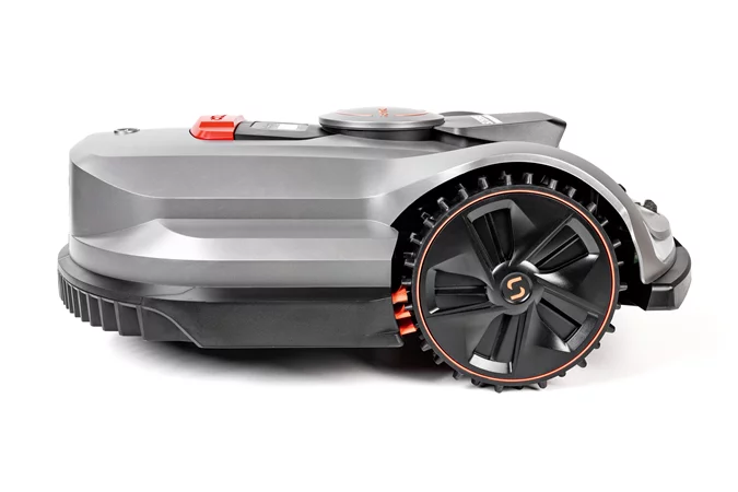 Robot koszący Sunseeker Elite X7 RTK Gen. 2 podczas pracy w ogrodzie bez przewodów