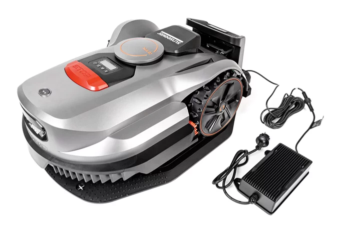 Robot koszący Sunseeker Elite X7 RTK Gen. 2 podczas pracy w ogrodzie bez przewodów