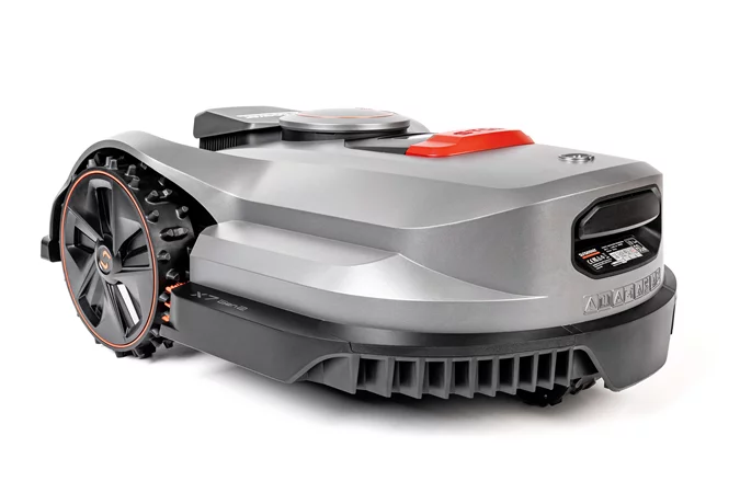 Robot koszący Sunseeker Elite X7 RTK Gen. 2 podczas pracy w ogrodzie bez przewodów