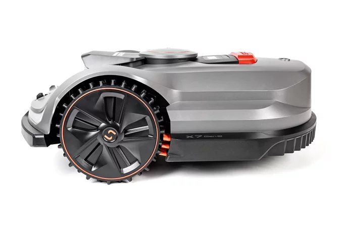 Robot koszący Sunseeker Elite X7 RTK Gen. 2 podczas pracy w ogrodzie bez przewodów