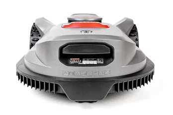 Robot koszący Sunseeker Elite X7 RTK Gen. 2 podczas pracy w ogrodzie bez przewodów