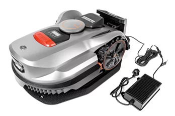 Robot koszący Sunseeker Elite X7 RTK Gen. 2 podczas pracy w ogrodzie bez przewodów