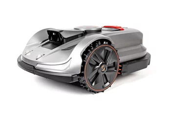 Robot koszący Sunseeker Elite X7 RTK Gen. 2 podczas pracy w ogrodzie bez przewodów