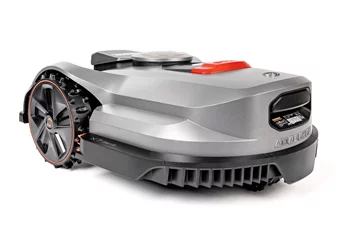 Robot koszący Sunseeker Elite X7 RTK Gen. 2 podczas pracy w ogrodzie bez przewodów