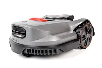 Robot koszący Sunseeker Elite X7 RTK Gen. 2 podczas pracy w ogrodzie bez przewodów